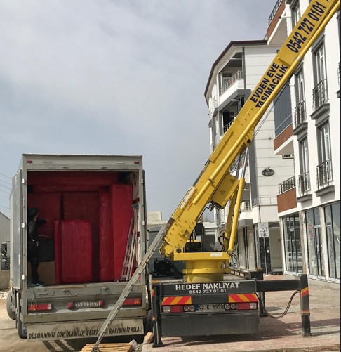 Sigortalı ve asansörlü taşıma - firma aracı apartman önünde